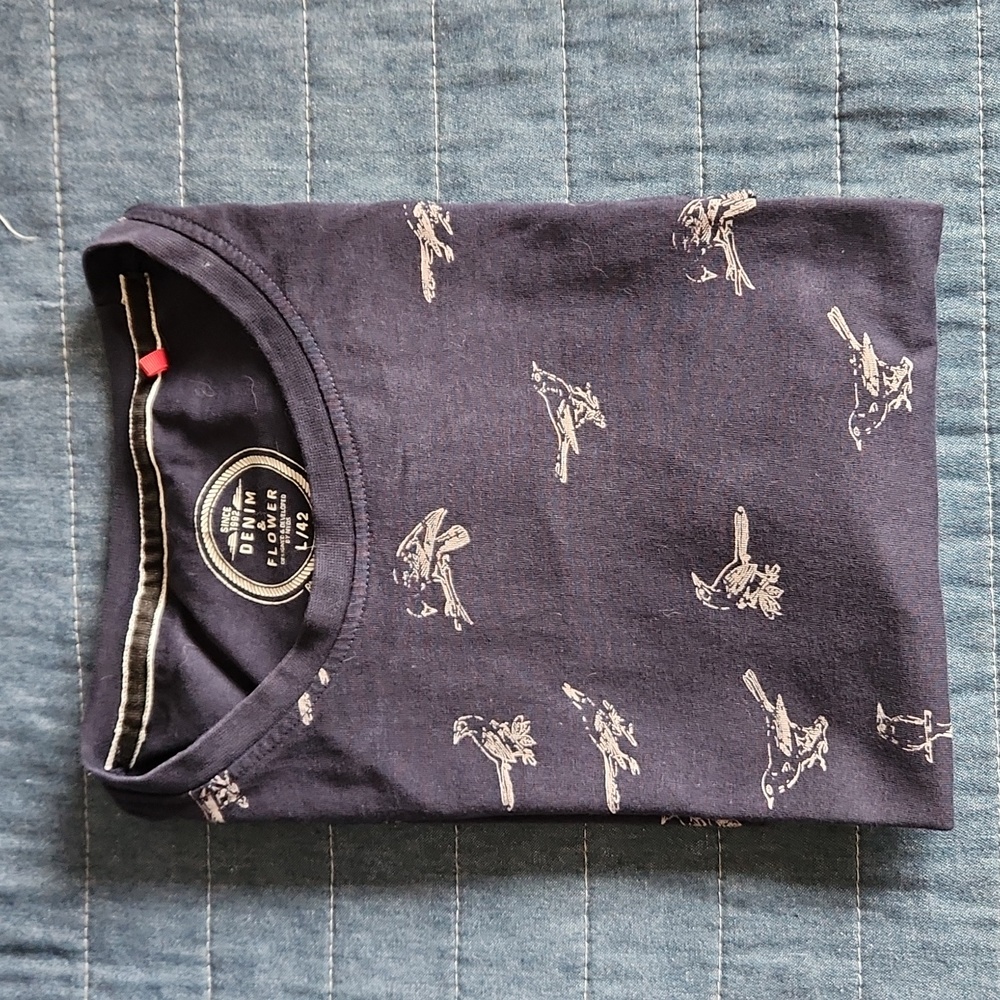 Denim & Flower navy tee, size large - Picture 5 of 7